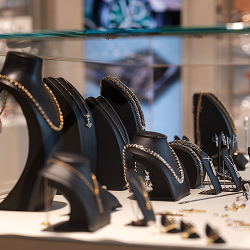 Et billede af et montre/skab med diverse udvalg af forlovelses og vielsesringe i Aveny i Ishøj.